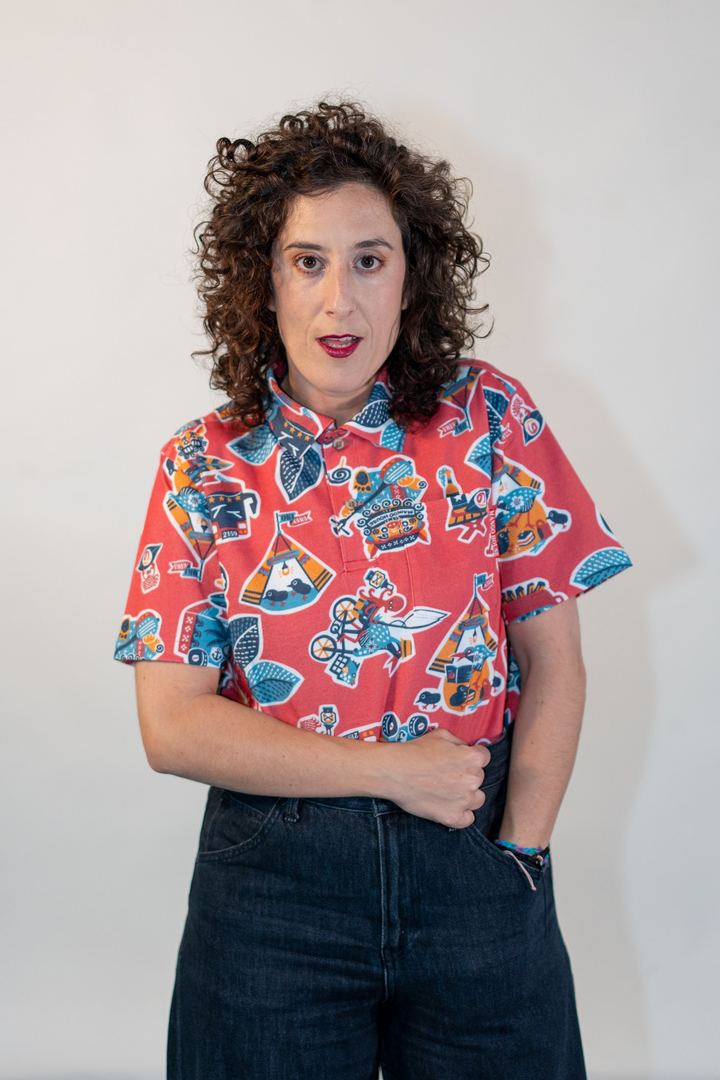 Retrato de Laura del Val con camisa estampada roja